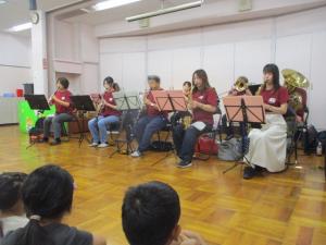 吹奏楽の演奏を聞いている画像