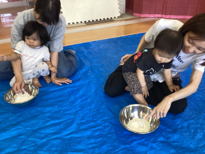 サラサラの片栗粉に触って遊んでいる画像
