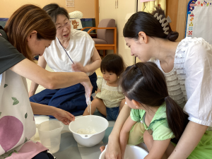トロトロになった片栗粉を不思議そうに見つめるこども達の画像