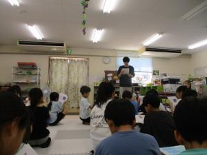 韓国の小学校の紹介を聞いている画像