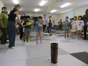 韓国の伝統あそびをしている画像