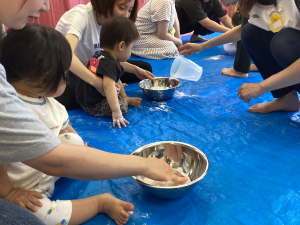 片栗粉に水を入れている画像