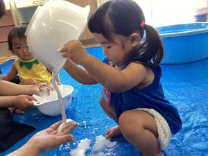水溶き片栗粉がゆっくり落ちる様子をじっと見ている画像