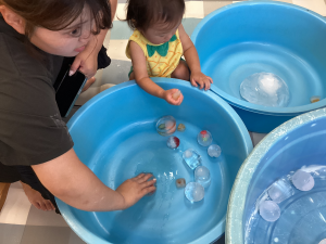 こどもが氷を握りしめている画像