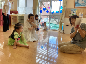親子で絵本を見ている画像