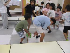 下からボールを渡している画像