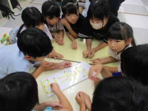 みんなで協力して考えている画像