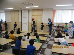 不審者に手を捕まえられた児童の画像
