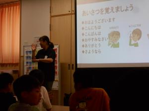 あいさつの手話を教えてもらっている画像