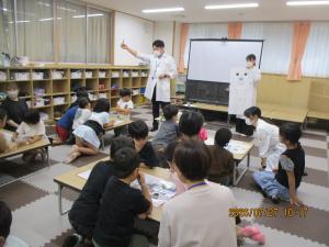 薬についての説明を聞いている画像
