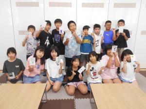 暑中見舞いはがきを持って撮った集合写真