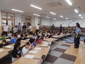 交通安全のお話を聞いている画像