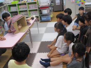 箱の中身を探っている画像