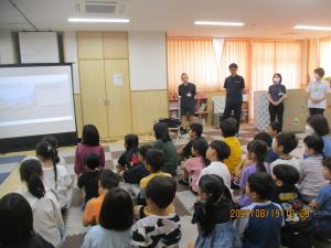 熱中症についてのお話を聞いている画像