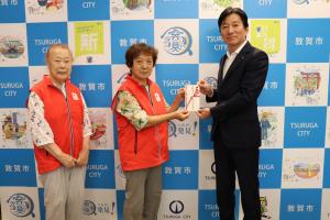 敦賀市赤十字奉仕団より義援金を受領している画像