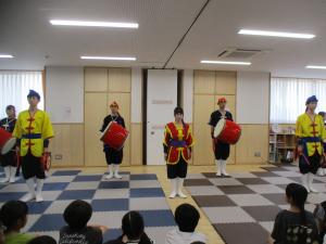 演舞を観ている画像