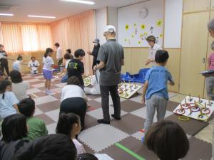 輪投げで遊んでいる画像