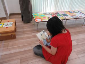 絵本をめくる楽しさを体験している親子の画像