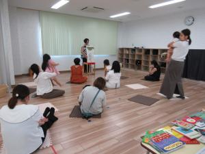 講師の話を聞く参加者の画像