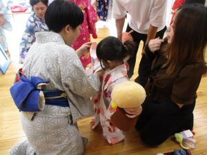 講師が浴衣の着付けをしている画像