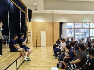 参加者と会話する選手の画像