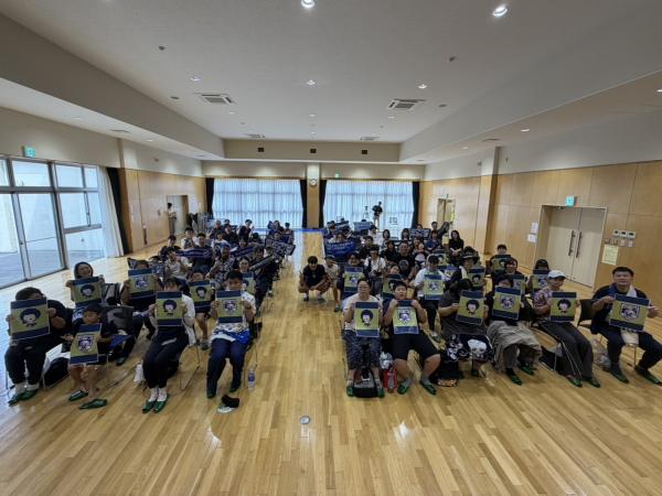 室内での集合写真