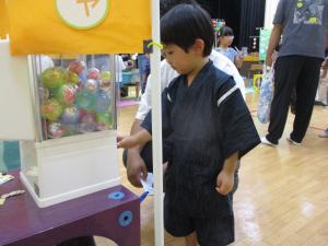 カプセルトイを回している画像