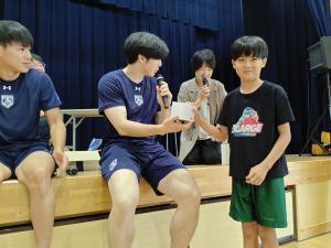 選手から景品をもらっているこどもの画像