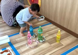わなげをする男児の画像