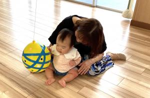 風船ヨーヨーを触る女児の画像