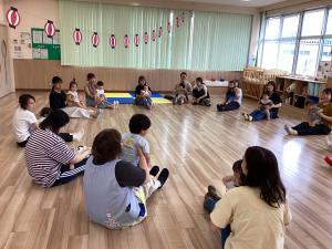 おみこしにちなんだふれあい遊びをする親子たちの画像