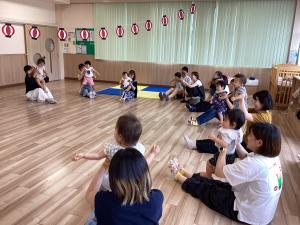 子どもを持ち上げている親の画像