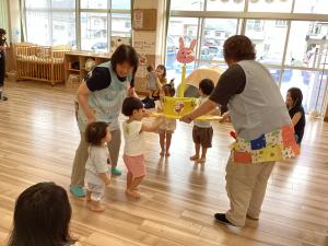 手作りおみこしを担ぐ子どもたちの画像