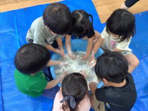 小麦粉粘土で遊んでいる画像