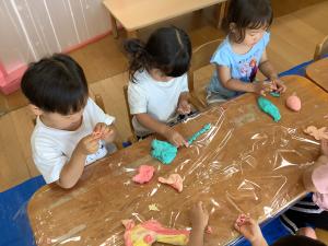 小麦粉粘土で遊んでいる画像