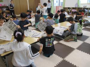 新聞紙遊びをしている画像