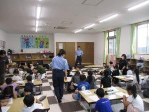交通安全のクロスワードを完成させようとしている画像