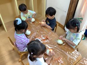 玉ねぎの皮をむいている画像
