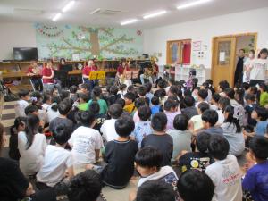 市民吹奏楽団の演奏を聞いている画像