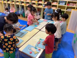 小麦粉粘土で遊んでいる画像