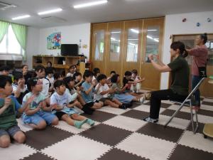 読み聞かせを聞いている画像