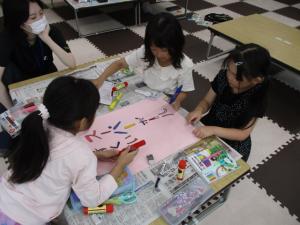 看板を作っている画像