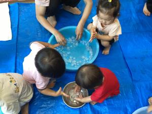 氷を触っている画像
