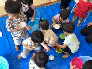 茶碗に氷を入れて遊んでいる画像