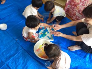 寒天の感触を楽しんでいる画像