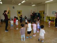 盆踊りを踊っている画像
