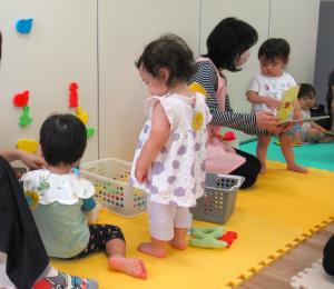ボランティアと遊んでいる画像