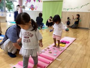 センサリーマットで遊んでいる画像