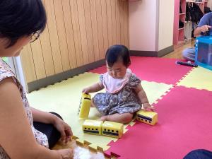 新幹線のおもちゃで遊んでいる画像