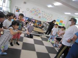 さすまたの使い方を教えてもらっている画像